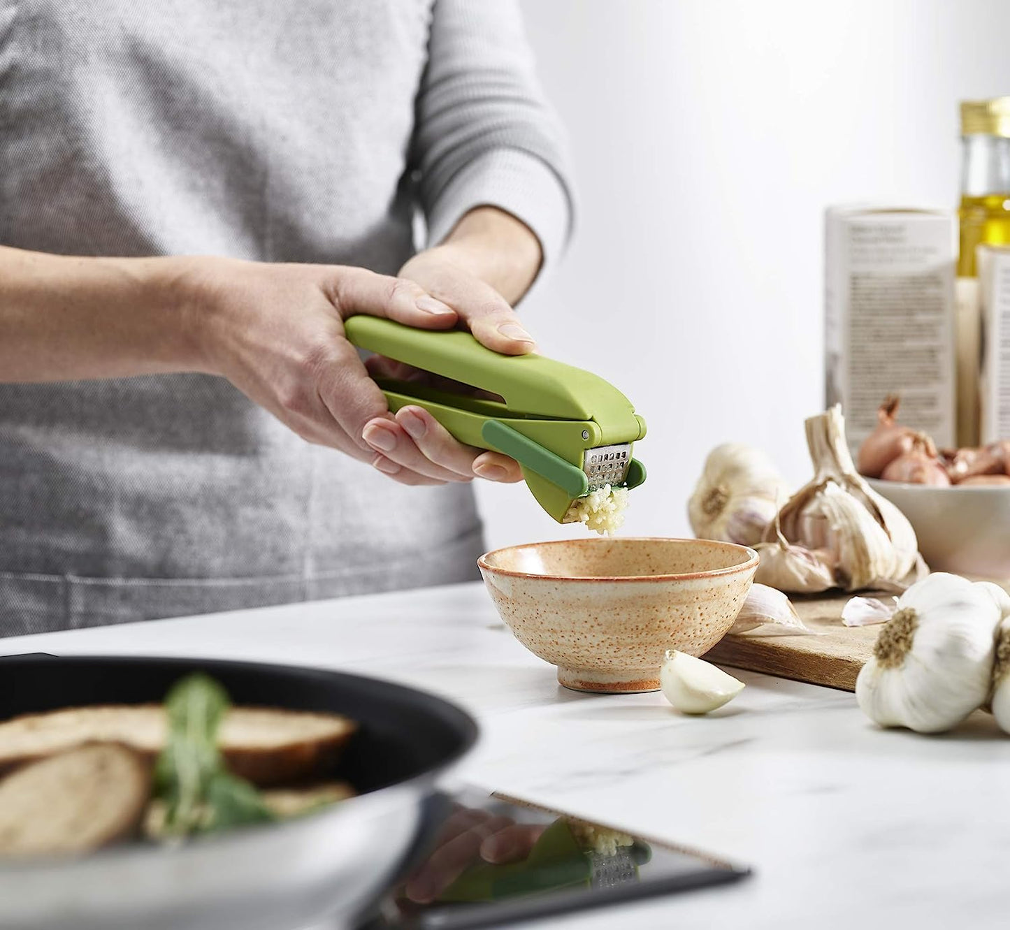 Joseph Joseph Duo Clean-Press Green Garlic Crusher