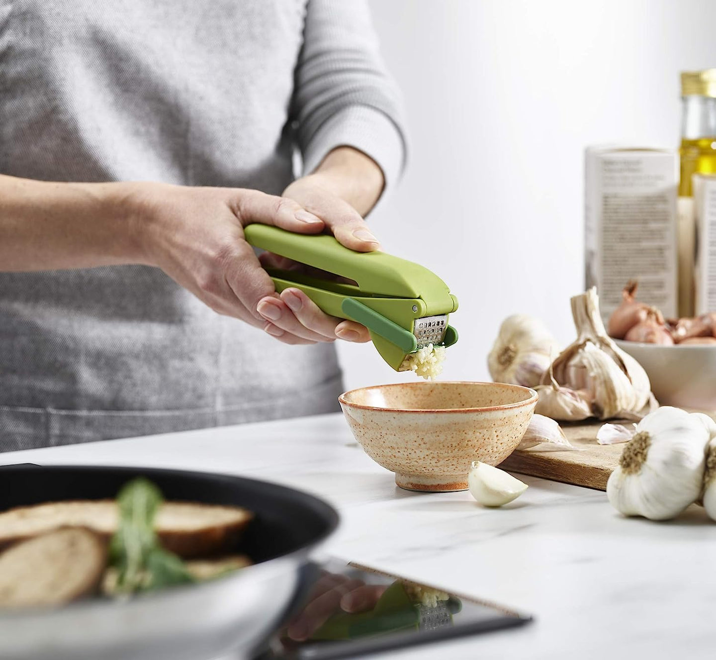 Joseph Joseph Duo Clean-Press Green Garlic Crusher