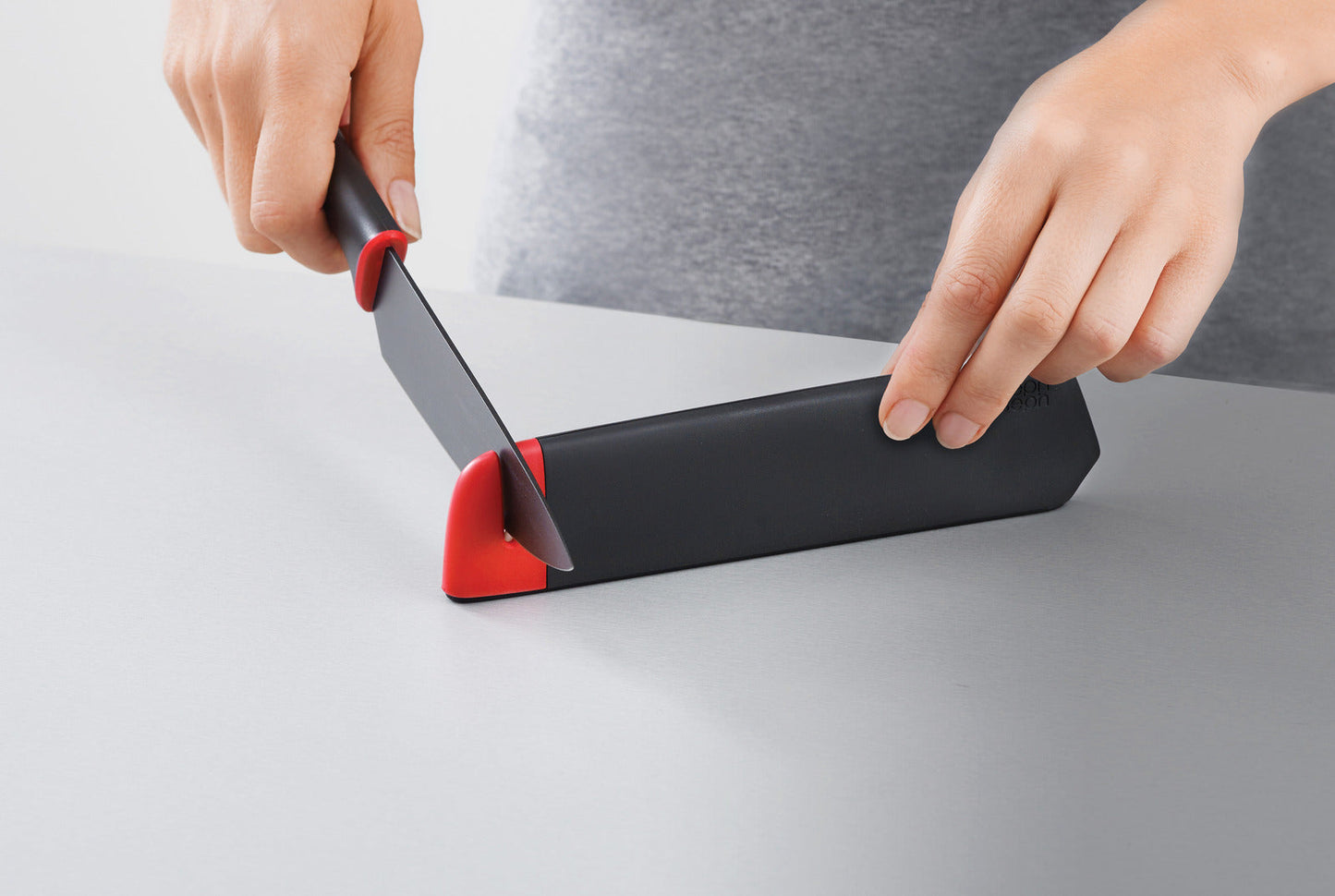 Joseph Joseph Slice Sharpen Twin pack (6″ and 3.5″) – Black Red