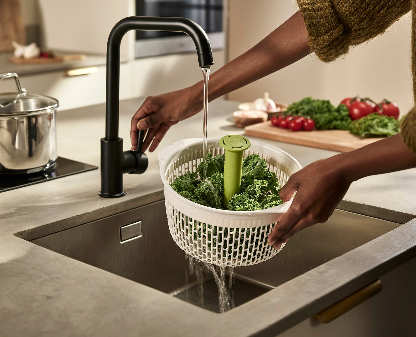 Joseph Joseph Spindola™ Green In-sink Salad-spinning Colander
