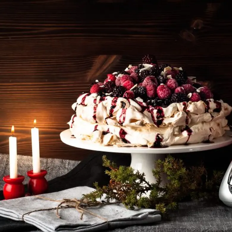 Double Pavlova với kem mascarpone và quả mọng